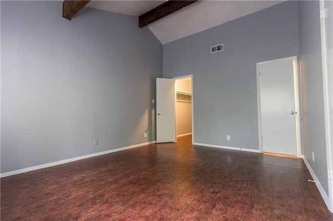 Building Photo - 3901 Knollwood Dr