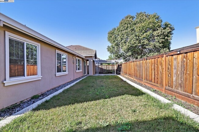 Building Photo - 1610 Chestnut Ct