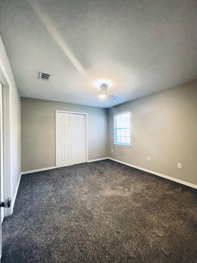 Building Photo - 214 Tooke St