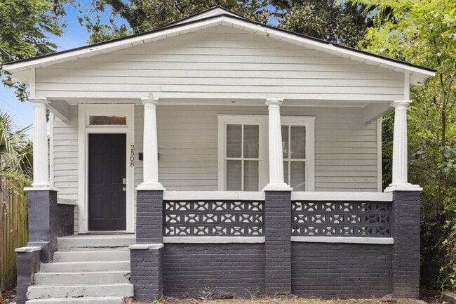 Building Photo - Large 3BR/2BA Near Downtown Savannah Home For Rent