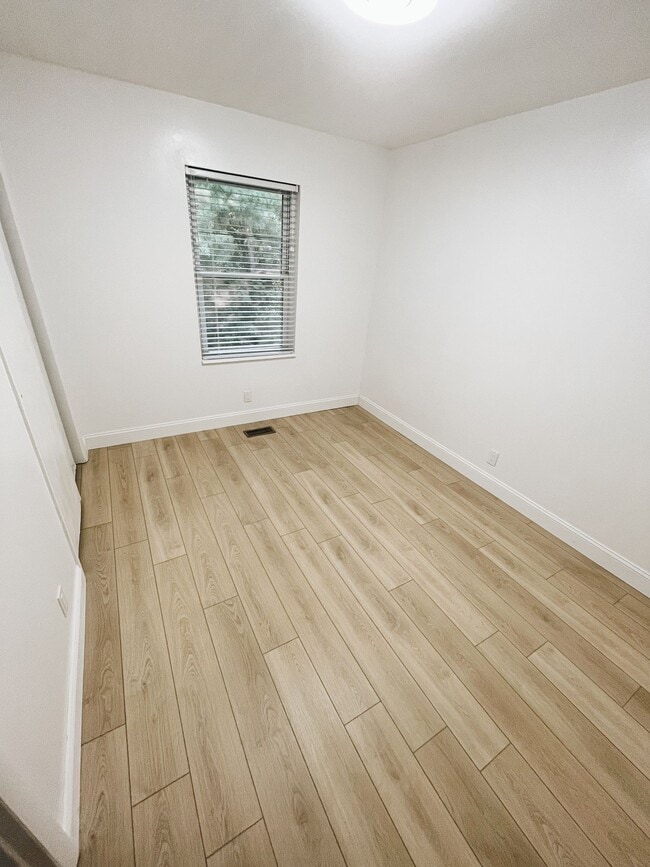 Building Photo - 862 Clematis Dr