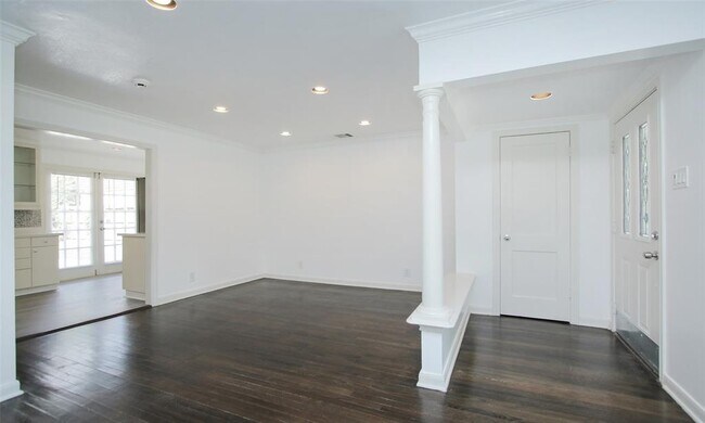 Building Photo - 3310 Suffolk Dr