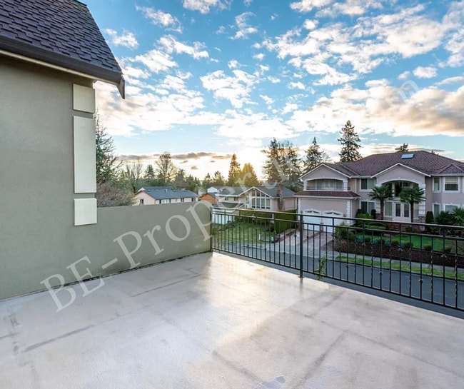 Building Photo - Beautiful Federal Way Home
