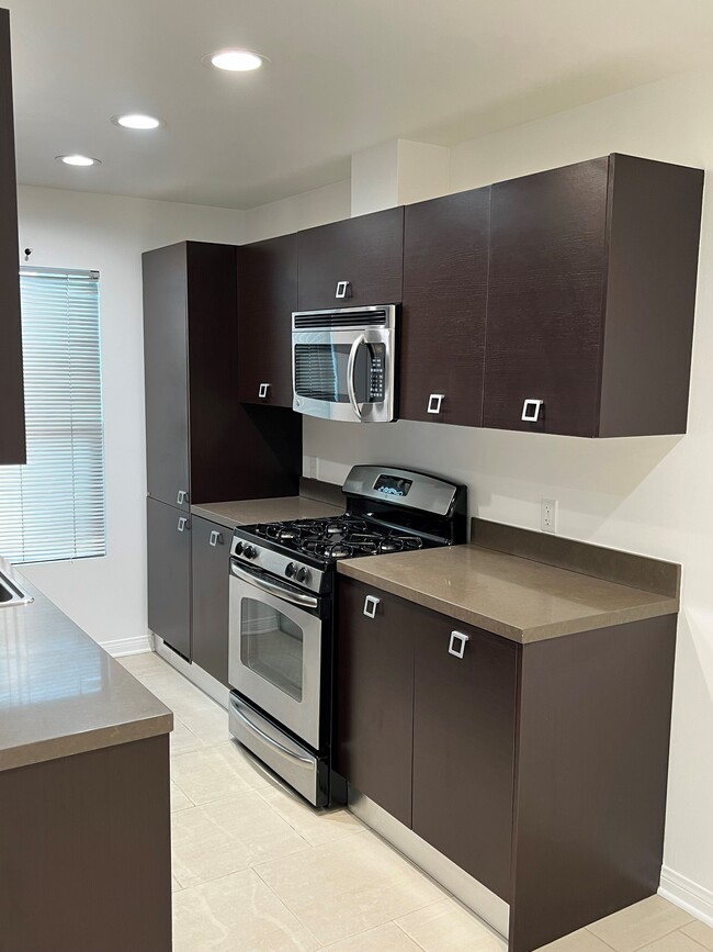 kitchen showing oven and microwave - 1418 N Poinsettia Pl