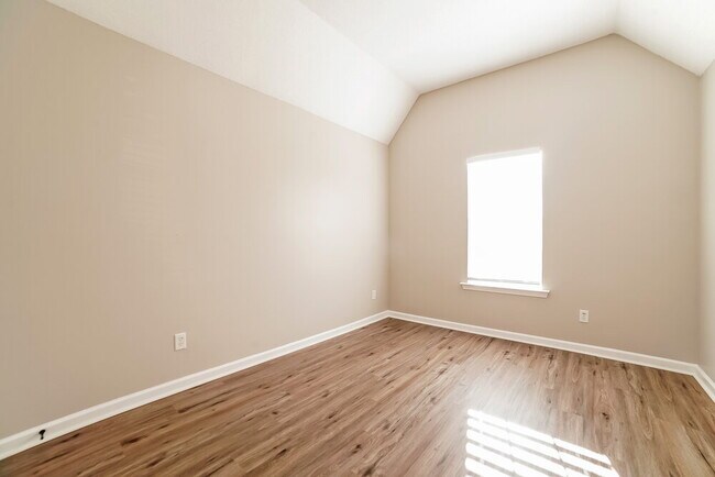 Building Photo - 78 Wren St