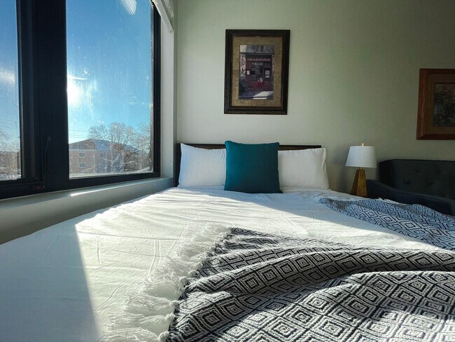 Building Photo - 2530 University Ave