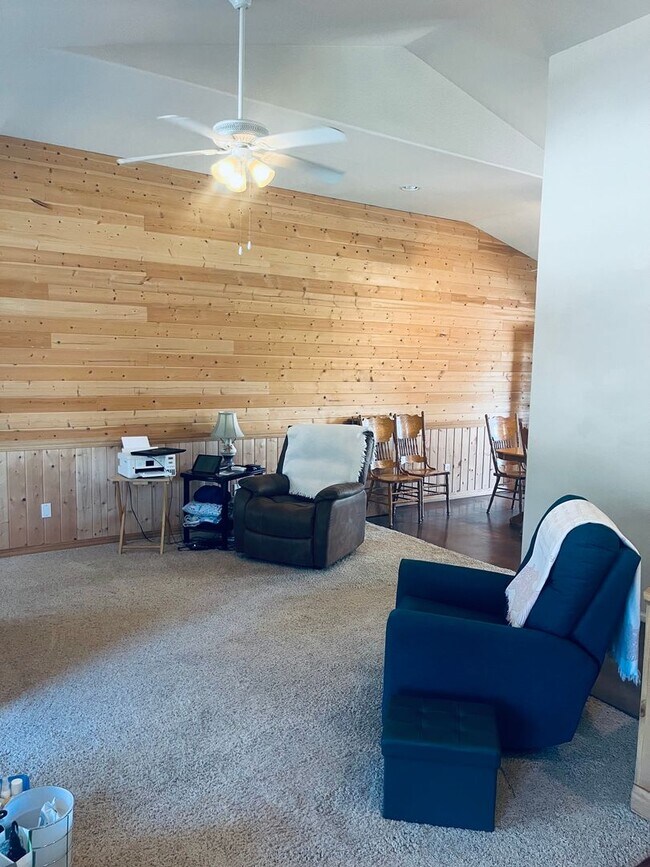 Building Photo - Beautiful Templeton Home on Large Lot