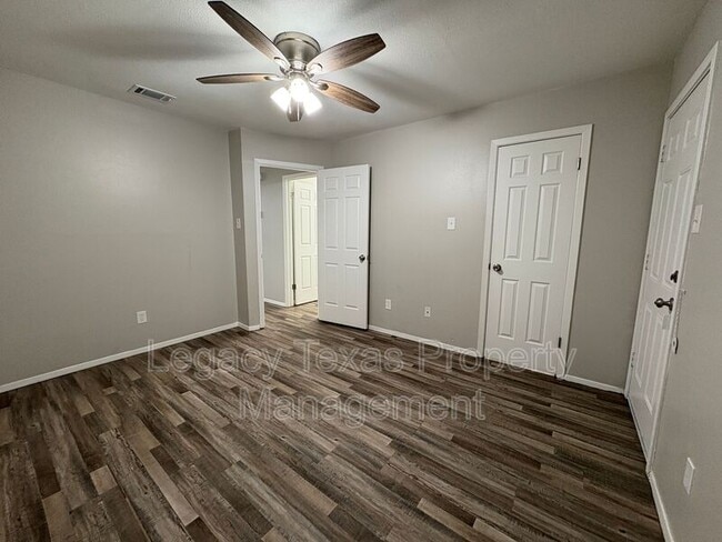 Building Photo - 1410 Courtney Pl