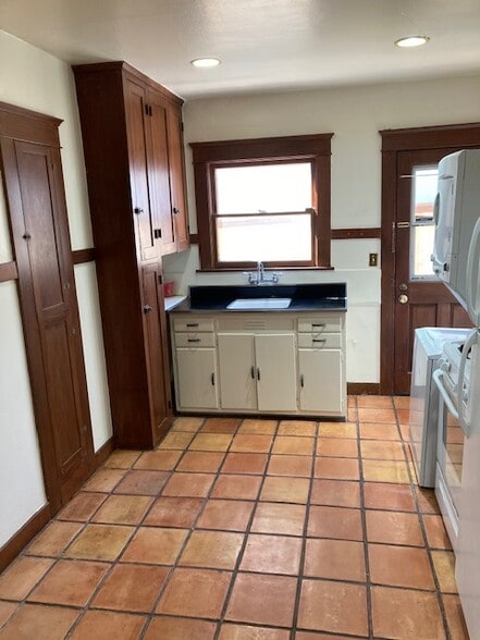 Building Photo - 1345 E Topeka St