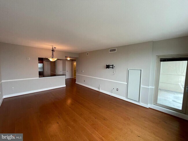 Building Photo - 717 S Christopher Columbus Blvd
