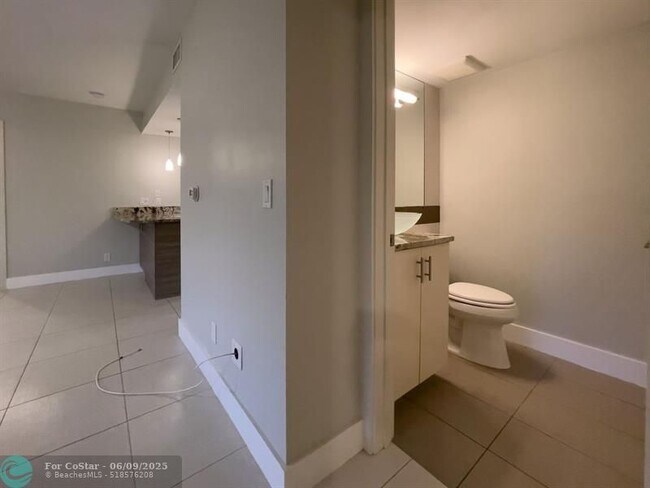 Building Photo - 64 Isle of Venice Dr