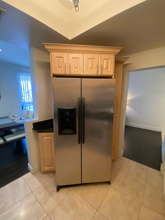 Building Photo - Charming Fully Furnished 1 Bedroom Condo: ...