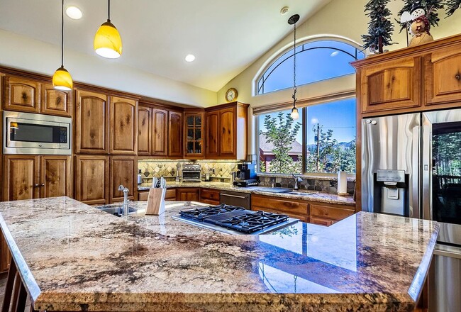 Building Photo - Large Mountain Luxury Home