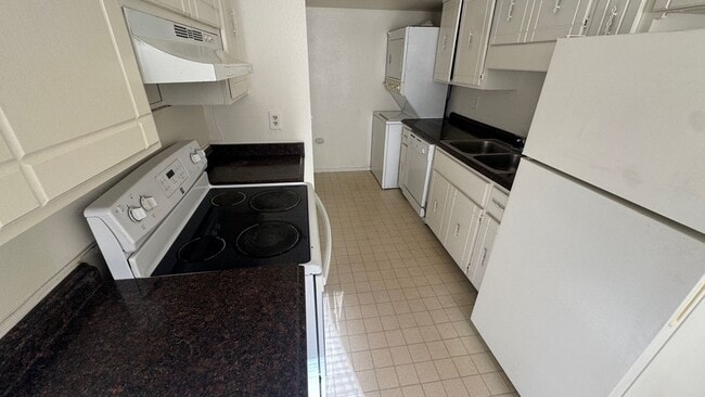 Building Photo - 2 bed, 1 Bath, 900 sqft with washer/dryer hookups and 1 car garage