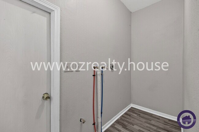 Building Photo - 640 Nesslewood Ave