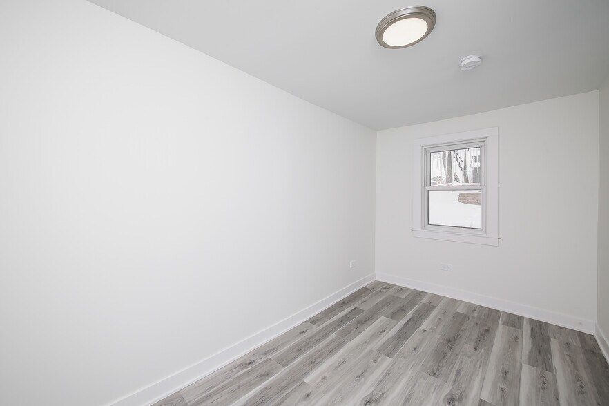 Building Photo - 721 Ledochowski St