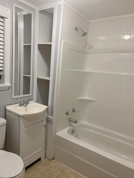 Master Bathroom - 2004 Gardner St