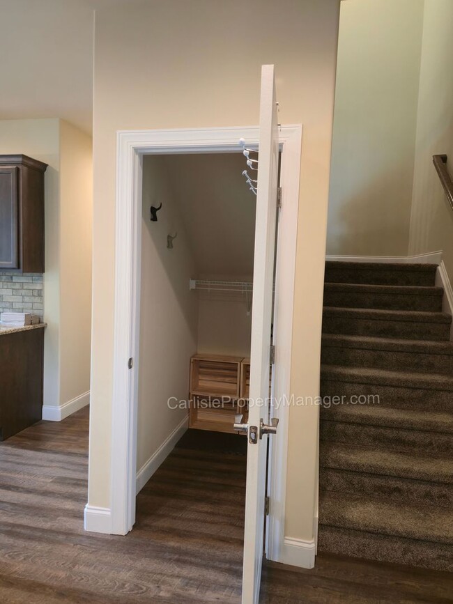 Building Photo - Duplex includes 2 car garage, laundry, pat...