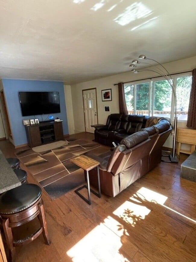 Building Photo - Charming pet friendly home available for a...