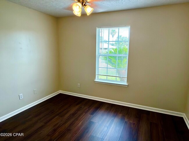 Building Photo - 425 Dolphin Dr