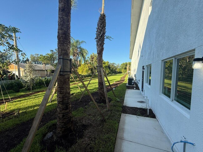 Building Photo - 4949 Serafica Dr