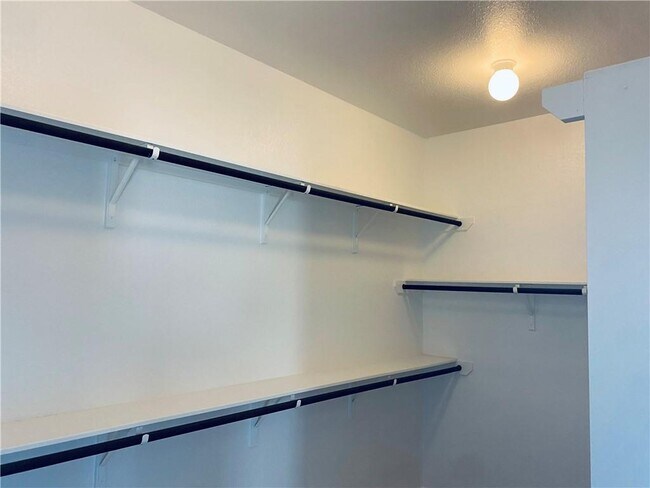 Building Photo - 1009 Sundrops St