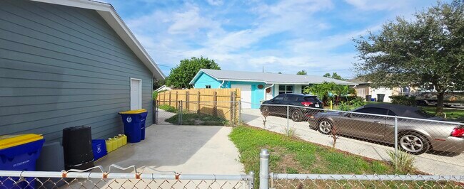 Building Photo - 2331 NE 15th Ct