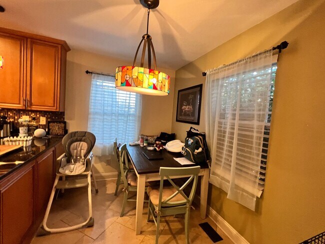 Building Photo - Spacious home with large yard & Detached G...
