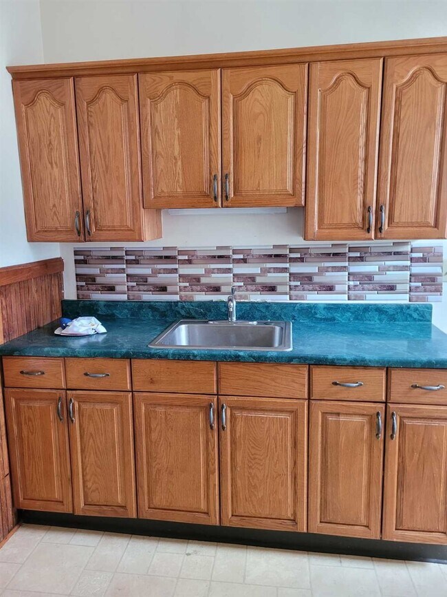 Building Photo - 2 State St