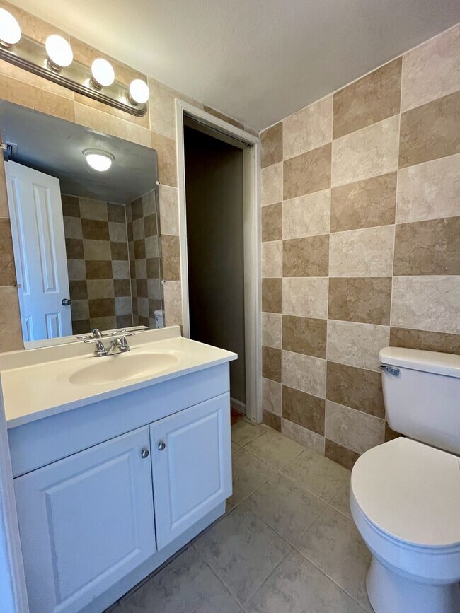 Building Photo - Charming 3-Bedroom, 2.5-Bath Townhome in Village Square Condominiums