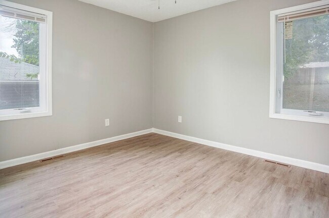 Building Photo - Beautiful Kansas City Home with LVP Floori...