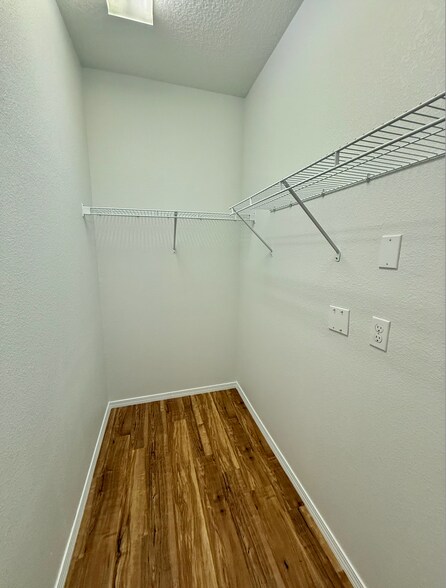 Primary Closet - 601 Menaul Blvd NE