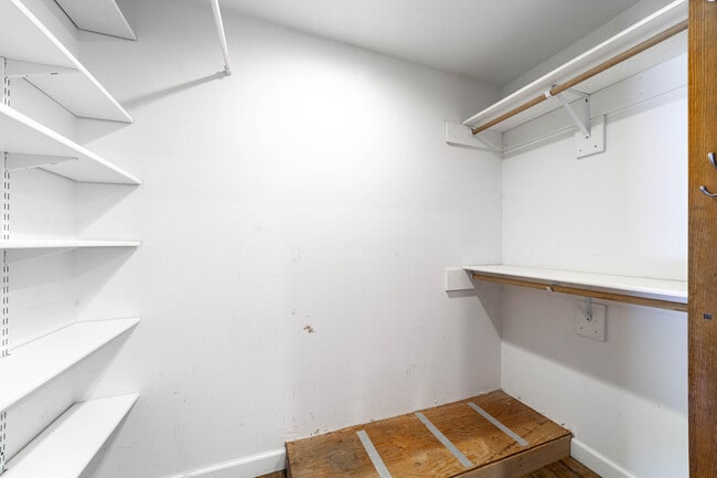 Building Photo - 6050 S Sinclair Rd