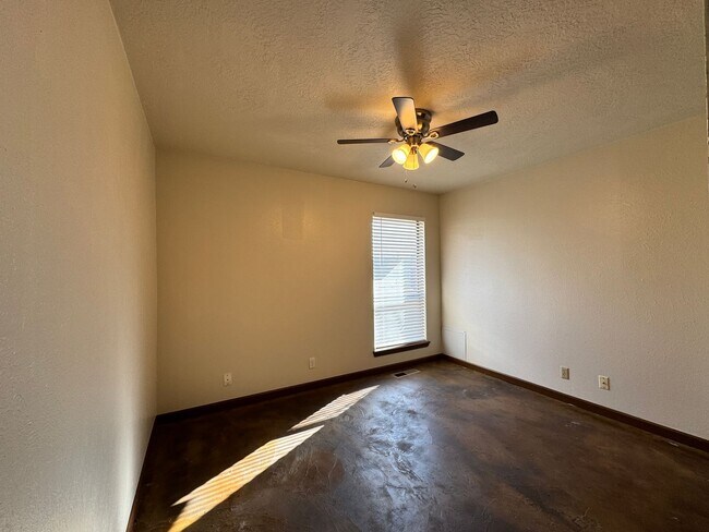 Building Photo - NW 7th Duplex