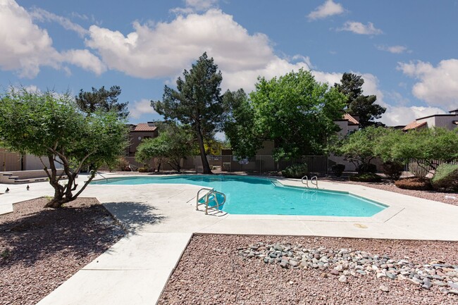 Building Photo - 2 bedroom in gated community with pool/spa...