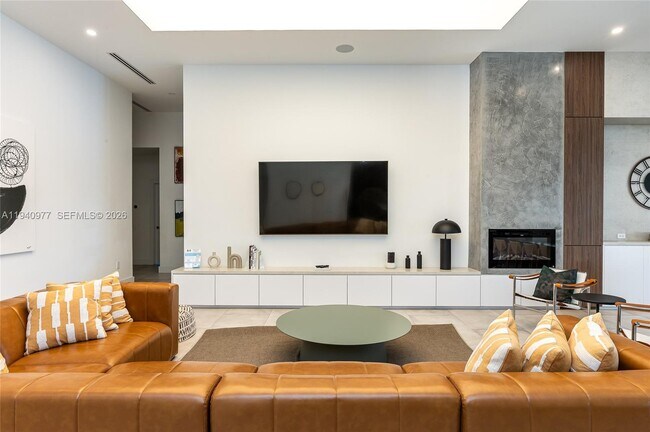 Building Photo - 2560 NE 199th St