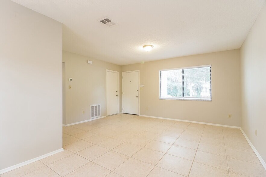 Building Photo - 234 Oak Rd