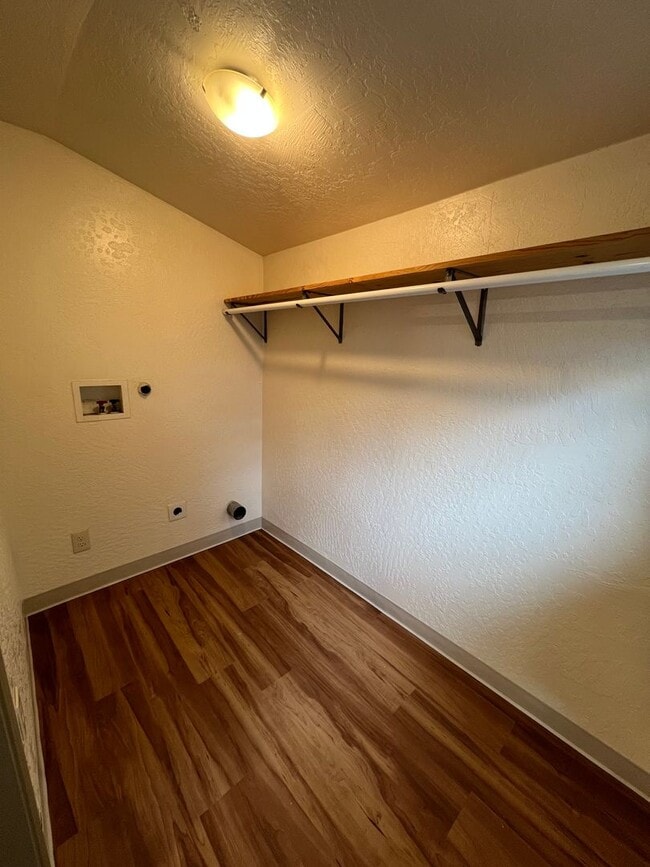 Building Photo - 1038wa