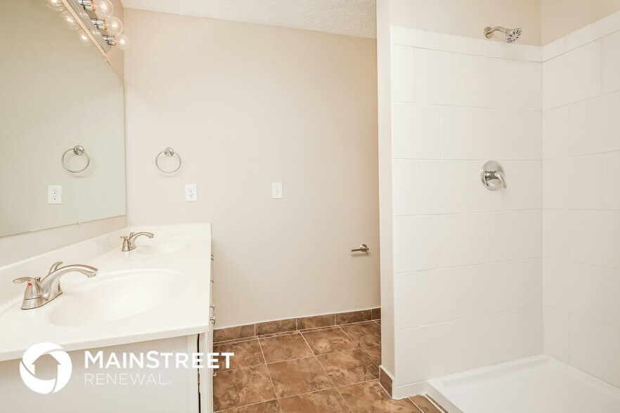 Building Photo - 1012 Oak Ridge Ct