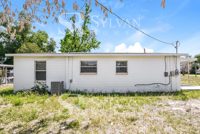 Building Photo - The living is easy in this 3 bedroom, 1 bathroom home