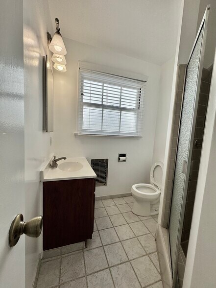 bath 2 - 4918 Haskell Ave