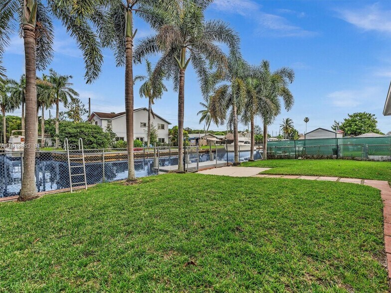 Building Photo - 4500 SW 42nd Ter