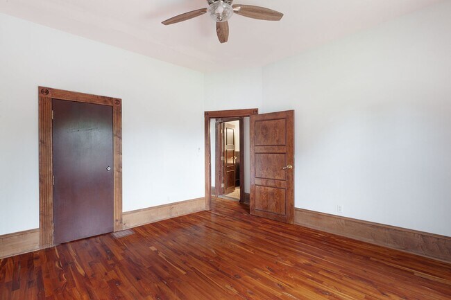 Building Photo - Spacious 6bd/3ba in Grant Park w/ Large Fe...