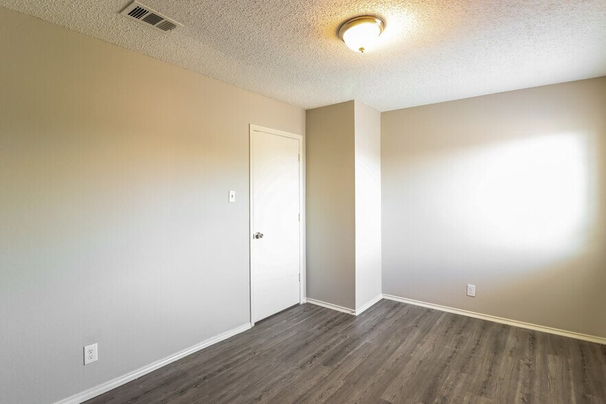 Building Photo - 4803 Glen Valley Dr