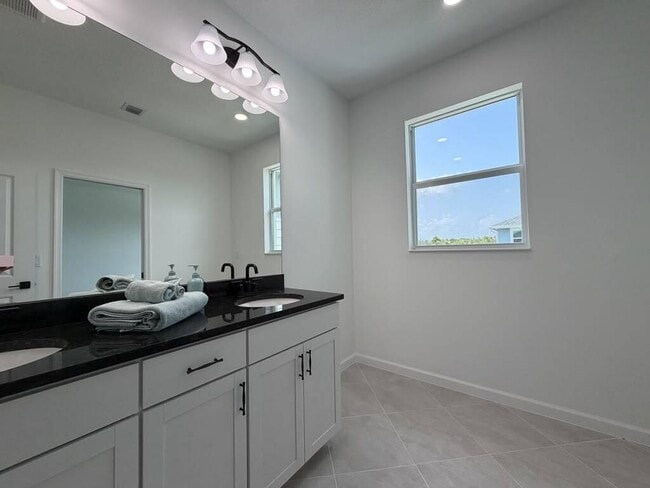 Building Photo - 4402 Longwood Lake Sq