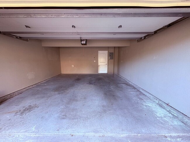Building Photo - 3 Bed Townhome in Grain Valley