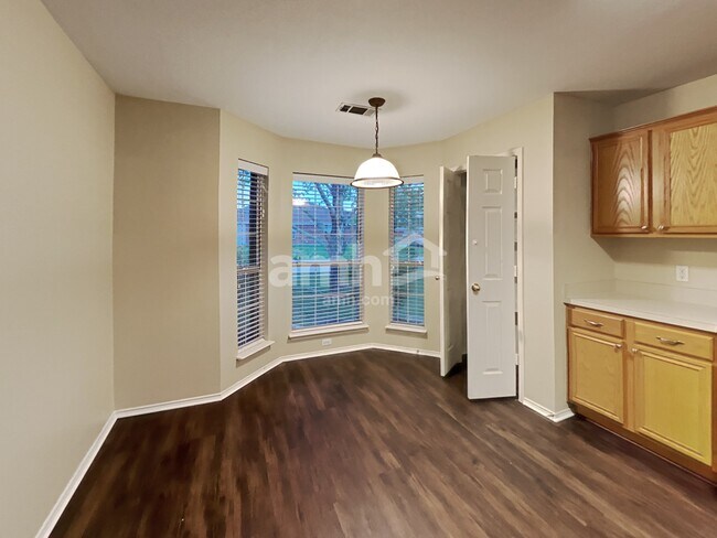 Building Photo - 2809 Mitchell Ln