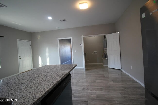 Building Photo - 517 Val Verde St