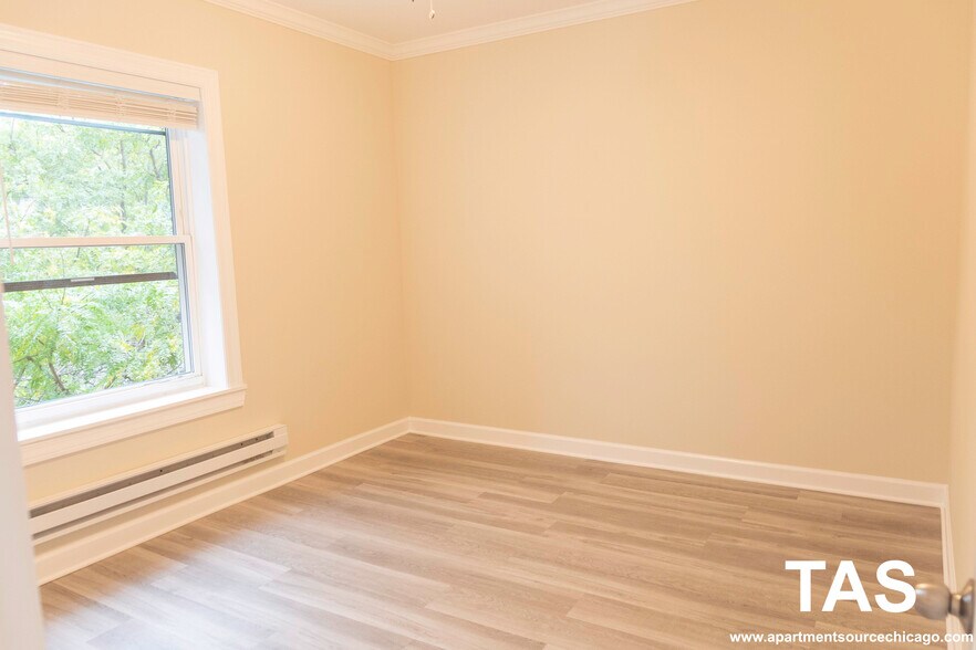 Building Photo - 624 W Roscoe St