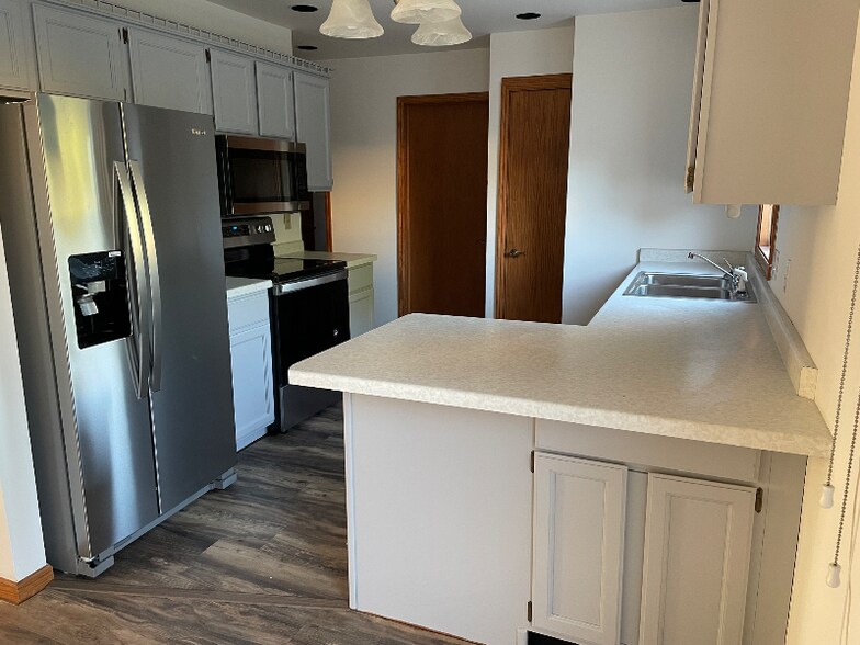 Building Photo - 560 Foxtail Dr